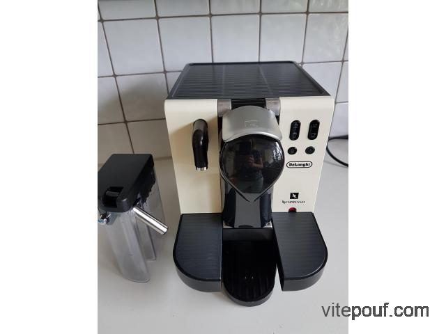 Machine à café Nespresso DeLonghi à la mousse au lait