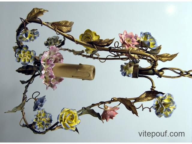 BEAU PETIT LUSTRE CAGE en laiton à 3 branches décorées de belles fleurs